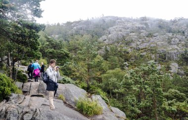 Reine, Moskenes, Norveç-Eylül 2016. Turistler Reine dağlarda. Reine bir balıkçı köyü ve Moskenes, il Nordland, Norveç Belediyesi İdari merkezi olduğunu. 