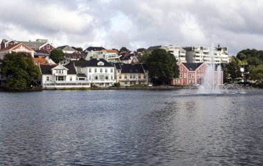 Anonim kişi Stavanger yürüyüş. Stavanger güneybatı Norveç'te bir şehirdir. Stavanger, merkezinde katedral kenti 12. yüzyılda kurucu zaman dikildi. 