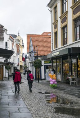 Stavanger, Norveç-Eylül 2016. Anonim kişi Stavanger yürüyüş. Stavanger güneybatı Norveç'te bir şehirdir. Stavanger, merkezinde katedral kenti 12. yüzyılda kurucu zaman dikildi. S
