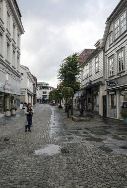 Stavanger, Norveç-Eylül 2016. Anonim kişi Stavanger yürüyüş. Stavanger güneybatı Norveç'te bir şehirdir. Stavanger, merkezinde katedral kenti 12. yüzyılda kurucu zaman dikildi. S