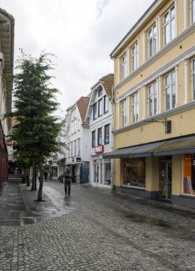 Stavanger, Norveç-Eylül 2016. Anonim kişi Stavanger yürüyüş. Stavanger güneybatı Norveç'te bir şehirdir. Stavanger, merkezinde katedral kenti 12. yüzyılda kurucu zaman dikildi. S