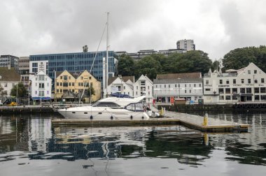 Stavanger, Norveç-Eylül 2016. Anonim kişi Stavanger yürüyüş. Stavanger güneybatı Norveç'te bir şehirdir. Stavanger, merkezinde katedral kenti 12. yüzyılda kurucu zaman dikildi. S