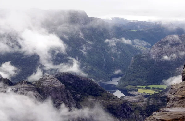 晴れた日にノルウェーの南の山 — ストック写真