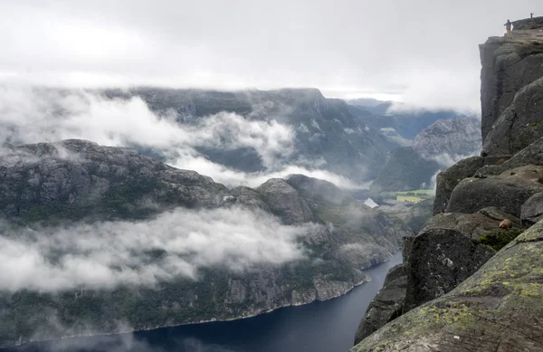 晴れた日にノルウェーの南の山 — ストック写真