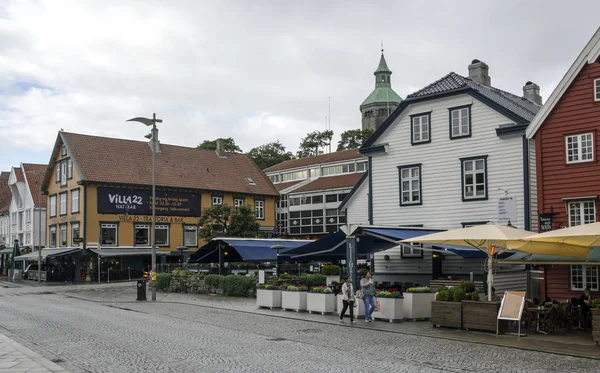スタヴァンゲル ノルウェー 2016年 匿名の人は スタヴァンゲル周辺を歩きます スタヴァンゲル ノルウェー南西部の都市 中心部に位置し スタヴァンゲル大聖堂は 世紀に都市の創設の時に建立されました — ストック写真