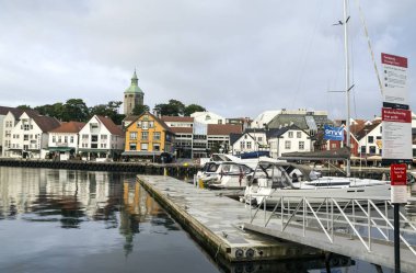 Stavanger, Norveç-Eylül 2016. Anonim kişi Stavanger yürüyüş. Stavanger güneybatı Norveç'te bir şehirdir. Stavanger, merkezinde katedral kenti 12. yüzyılda kurucu zaman dikildi. S