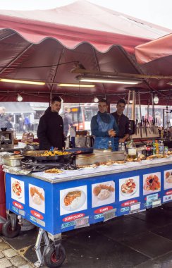 Stavanger, Norveç-Eylül 2016. Anonim kişi Stavanger yürüyüş. Stavanger güneybatı Norveç'te bir şehirdir. Stavanger, merkezinde katedral kenti 12. yüzyılda kurucu zaman dikildi. S