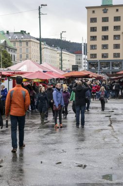 Stavanger, Norveç-Eylül 2016. Anonim kişi Stavanger yürüyüş. Stavanger güneybatı Norveç'te bir şehirdir. Stavanger, merkezinde katedral kenti 12. yüzyılda kurucu zaman dikildi. S