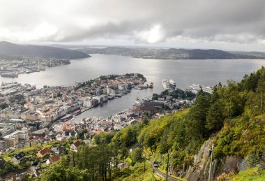 Stavanger, Norveç-Eylül 2016. Anonim kişi Stavanger yürüyüş. Stavanger güneybatı Norveç'te bir şehirdir. Stavanger, merkezinde katedral kenti 12. yüzyılda kurucu zaman dikildi. S
