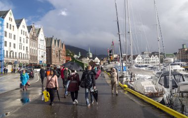 Stavanger, Norveç-Eylül 2016. Anonim kişi Stavanger yürüyüş. Stavanger güneybatı Norveç'te bir şehirdir. Stavanger, merkezinde katedral kenti 12. yüzyılda kurucu zaman dikildi. S