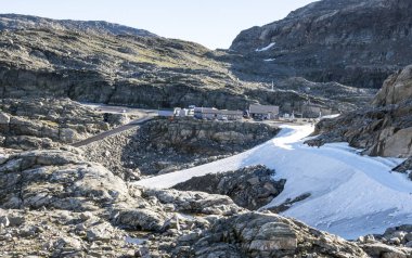 Norveç Güney güneşli bir dağda.