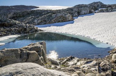 Norveç Güney güneşli bir dağda.