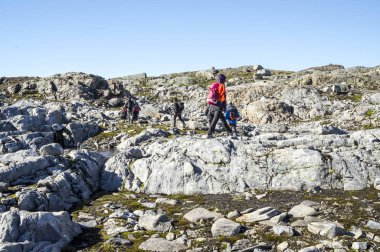 Reine, Moskenes, Norveç-Eylül 2016. Turistler Reine dağlarda. Reine bir balıkçı köyü ve Moskenes, il Nordland, Norveç Belediyesi İdari merkezi olduğunu. 