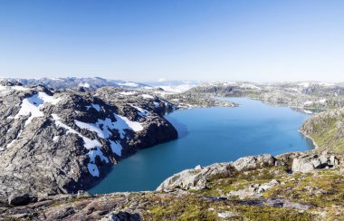 Norveç Güney güneşli bir dağda.
