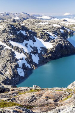 Norveç Güney güneşli bir dağda.