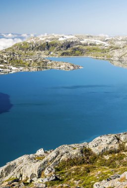 Norveç Güney güneşli bir dağda.