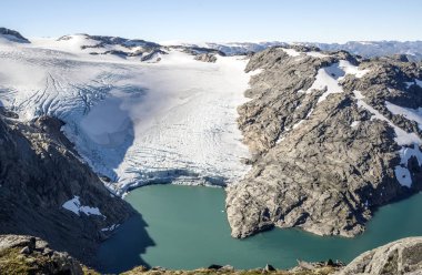 Norveç Güney güneşli bir dağda.