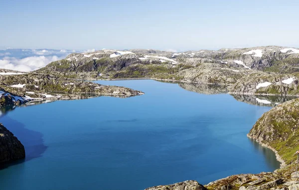 挪威南部的山脉在阳光明媚的日子里 — 图库照片