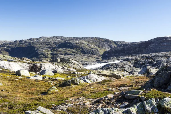 晴れた日にノルウェーの南の山 — ストック写真