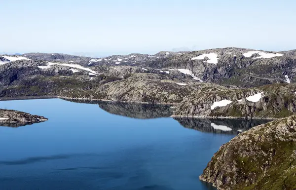 晴れた日にノルウェーの南の山 — ストック写真