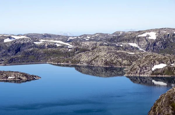 晴れた日にノルウェーの南の山 — ストック写真