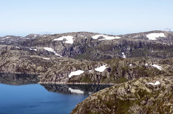 晴れた日にノルウェーの南の山 — ストック写真