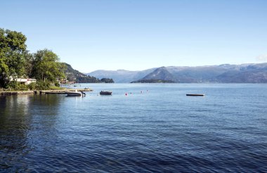 Bulutlu bir günde southern Norway iç Prairies Gölü.