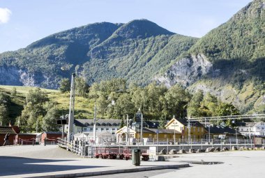 Geiranger, Norveç-Eylül 2016. Geiranger Batı Norveç'te Geirangerfjord karşısında konumlanan bir köydür. Sakinleri ve bölgenin tarihi hakkında multimedya bilgileri Norveç fiyordu merkezinde mevcuttur. 