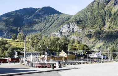 Geiranger, Norveç-Eylül 2016. Geiranger Batı Norveç'te Geirangerfjord karşısında konumlanan bir köydür. Sakinleri ve bölgenin tarihi hakkında multimedya bilgileri Norveç fiyordu merkezinde mevcuttur. 