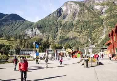 Geiranger, Norveç-Eylül 2016. Geiranger Batı Norveç'te Geirangerfjord karşısında konumlanan bir köydür. Sakinleri ve bölgenin tarihi hakkında multimedya bilgileri Norveç fiyordu merkezinde mevcuttur. 