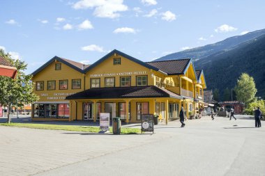 Geiranger, Norveç-Eylül 2016. Geiranger Batı Norveç'te Geirangerfjord karşısında konumlanan bir köydür. Sakinleri ve bölgenin tarihi hakkında multimedya bilgileri Norveç fiyordu merkezinde mevcuttur. 