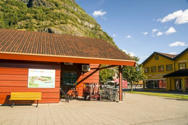 Geiranger, Norveç-Eylül 2016. Geiranger Batı Norveç'te Geirangerfjord karşısında konumlanan bir köydür. Sakinleri ve bölgenin tarihi hakkında multimedya bilgileri Norveç fiyordu merkezinde mevcuttur. 