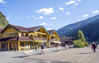 Geiranger, Norveç-Eylül 2016. Geiranger Batı Norveç'te Geirangerfjord karşısında konumlanan bir köydür. Sakinleri ve bölgenin tarihi hakkında multimedya bilgileri Norveç fiyordu merkezinde mevcuttur. 