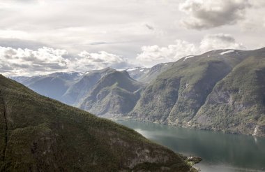 Norveç Güney güneşli bir günde fiyortları