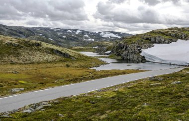 Bulutlu bir günde southern Norway iç Prairies Gölü.