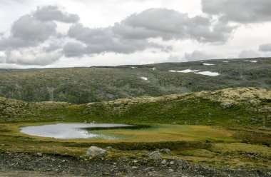 Bulutlu bir günde southern Norway iç Prairies Gölü.