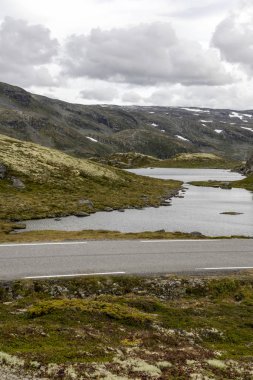 Bulutlu bir günde southern Norway iç Prairies Gölü.