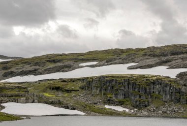 Bulutlu bir günde southern Norway iç Prairies Gölü.