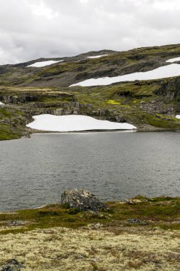 Bulutlu bir günde southern Norway iç Prairies Gölü.