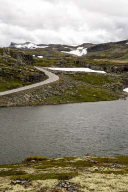 Bulutlu bir günde southern Norway iç Prairies Gölü.