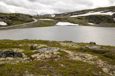 Bulutlu bir günde southern Norway iç Prairies Gölü.