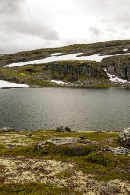 Bulutlu bir günde southern Norway iç Prairies Gölü.