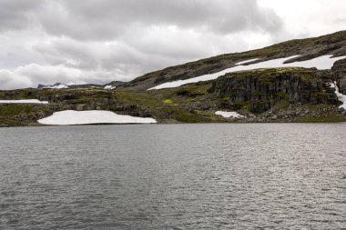 Bulutlu bir günde southern Norway iç Prairies Gölü.