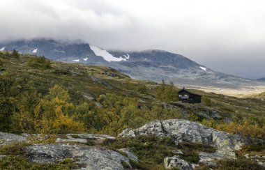 Bulutlu bir günde southern Norway iç dağlar.