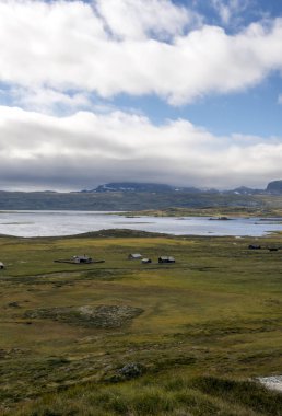 Bulutlu bir günde southern Norway iç Prairies Gölü.