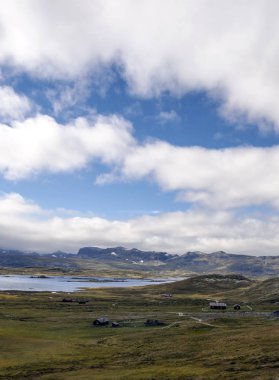 Bulutlu bir günde southern Norway iç Prairies Gölü.