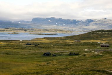 Bulutlu bir günde southern Norway iç Prairies Gölü.