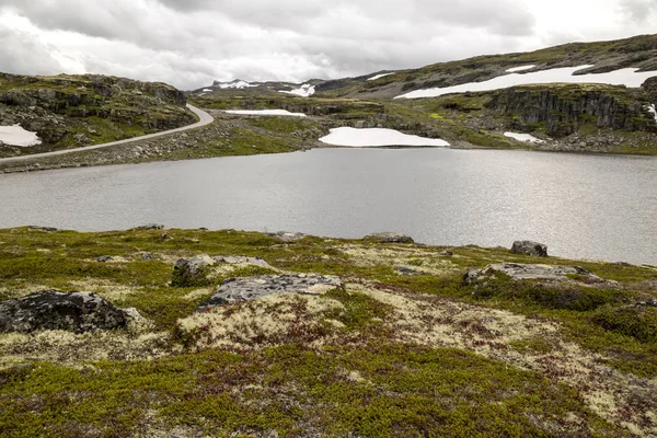 Bulutlu bir günde southern Norway iç Prairies Gölü.