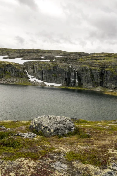 Lac Dans Les Prairies Intérieur Sud Norvège Par Une Journée — Photo