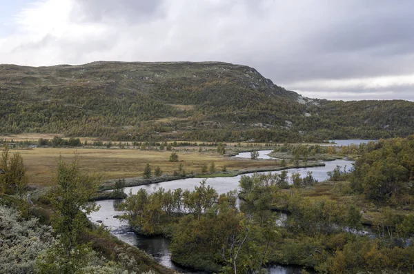 多云的天气 挪威南部内陆的山脉 — 图库照片